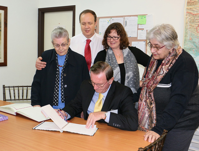 Predsednica HASA NSW Martha Magajna in tajnica Marija Grosman predajata knjigo ministru Žmavcu