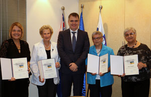 priznanjaUrad vlade Republike Slovenije za Slovence v zamejstvu in po svetu je podelil priznanja, ki so jih dobile: Marija Grosman, Olga Lah, Marta Magajna in Mihelca Šušteršič za vestno dolgoletno delo v arhivu HASA NSW. Čestitamo vsem dobititnicam za zelo zaslužena priznanja! Danes se pogovarjamo z Marijo Grosman in Mihelco Šušteršič.