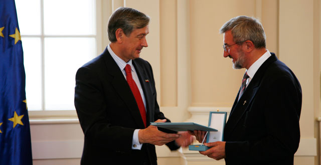 Predsednik republike Danilo Türk je vročil odlikovanje red za zasluge patru Cirilu Božiču.