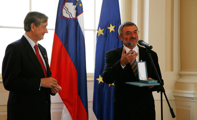 Predsednik republike Danilo Türk je vročil odlikovanje red za zasluge patru Cirilu Božiču.