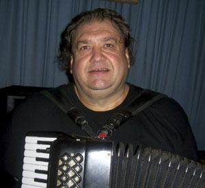 Član Triglavske Igralske družine je bil tudi Stefan Sernek mlajsi, ki nas je zabaval na danasnjem srečanju s svojo skupino Alpski odmevi.