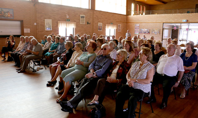 ROJAKI, IGRALCI IZ MELBOURNA, so v Merrylandsu uprizorili enodejanko Vinka Moederndorferja v priredbi Drage Gelt: