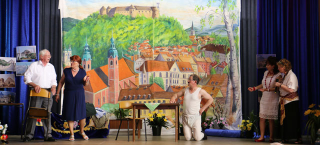 ROJAKI, IGRALCI IZ MELBOURNA, so v Merrylandsu uprizorili enodejanko Vinka Moederndorferja v priredbi Drage Gelt: