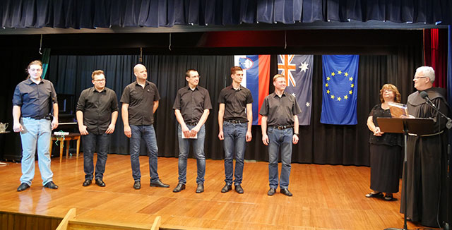 Pater dr. Mihael Vovk je pozdravil oktet v Kew in se zahvalil Katarini Vrisk za pripravo programa v dvorani.