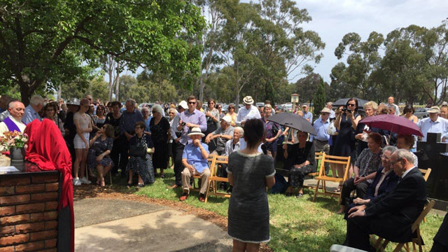 Na pokopališču Rokwood spomenik pokojnemu patru