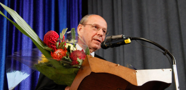 Alfred Brežnik, častni generalni konzul RS, se je vidno ganjen zahvalil za izredno priznanje..