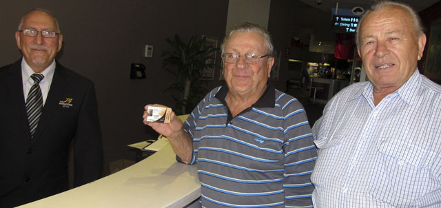 Edie Echo , recepcionist in Frank Valencic in Emil Hrvatin z novimi izkaznicami